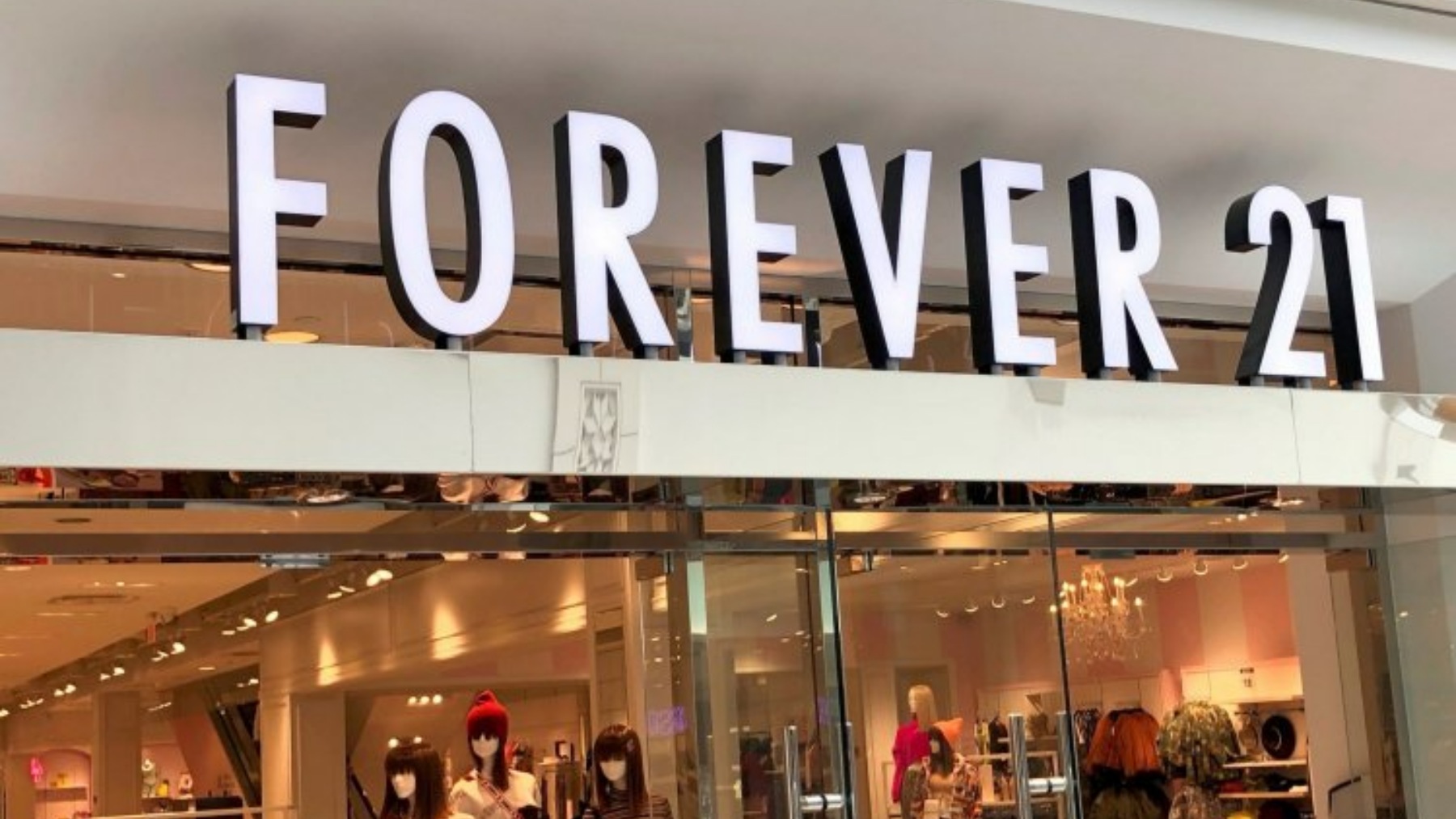 Farewell to Forever 21 in the US – the famous brand closes all its stores due to bankruptcy and its suppliers demand a payment of 433 million dollars
