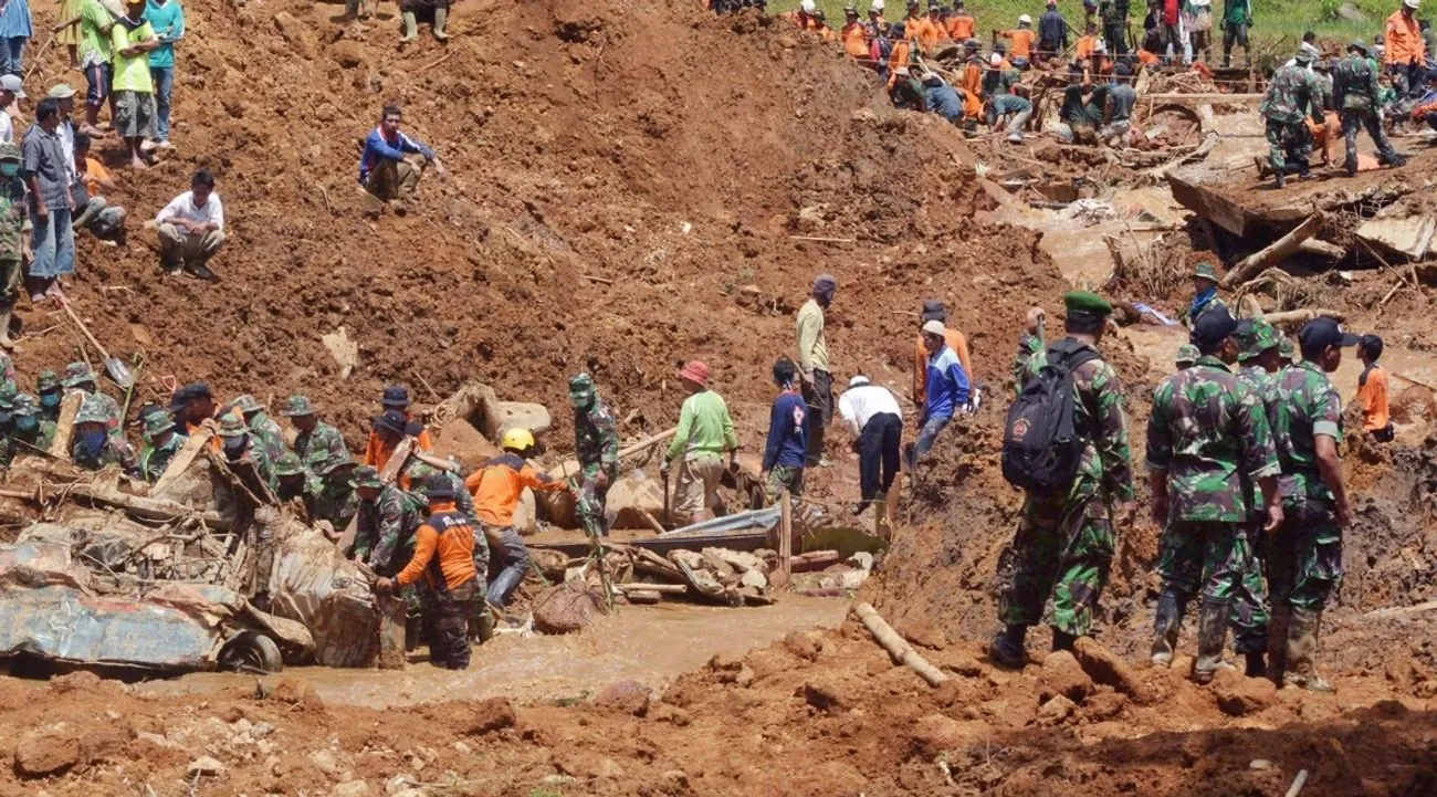 A quarry collapsed in Indonesia: at least 17 dead, search for missing persons continues