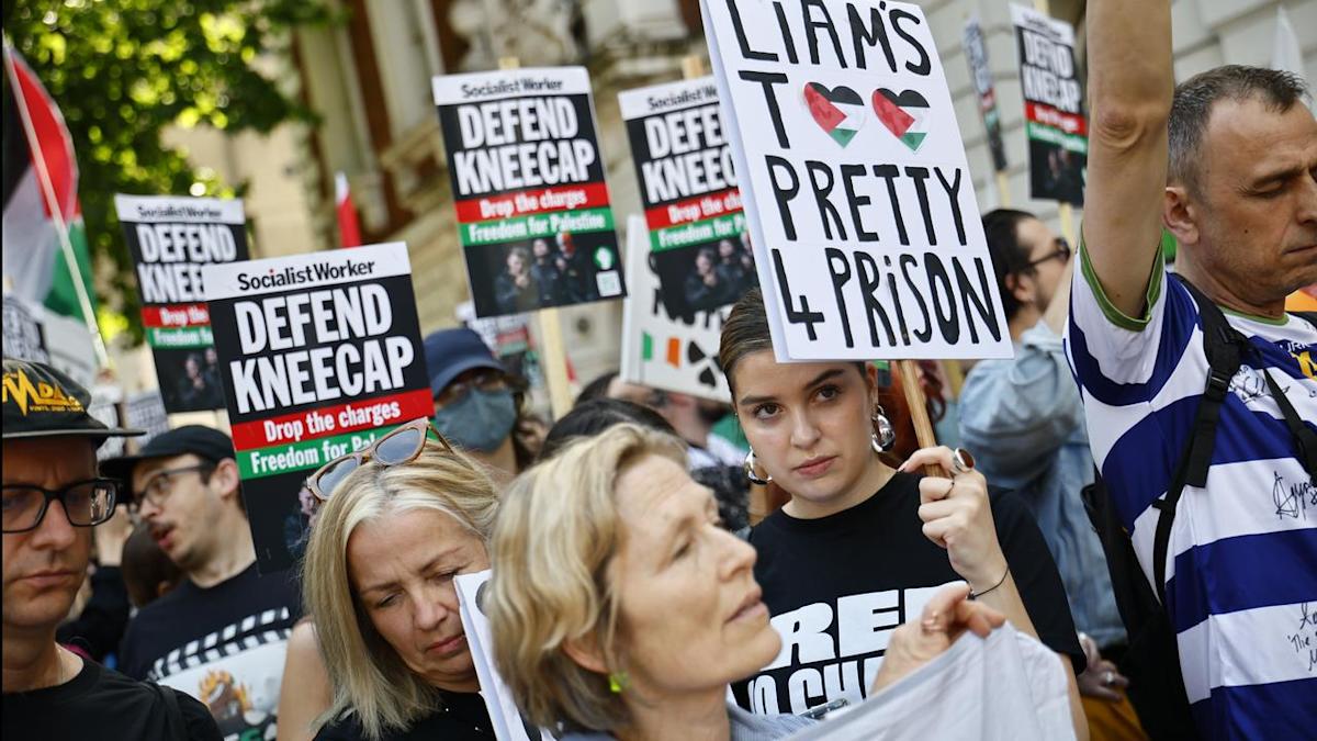 Hundreds gather to support Kneecap at terrorism hearing
